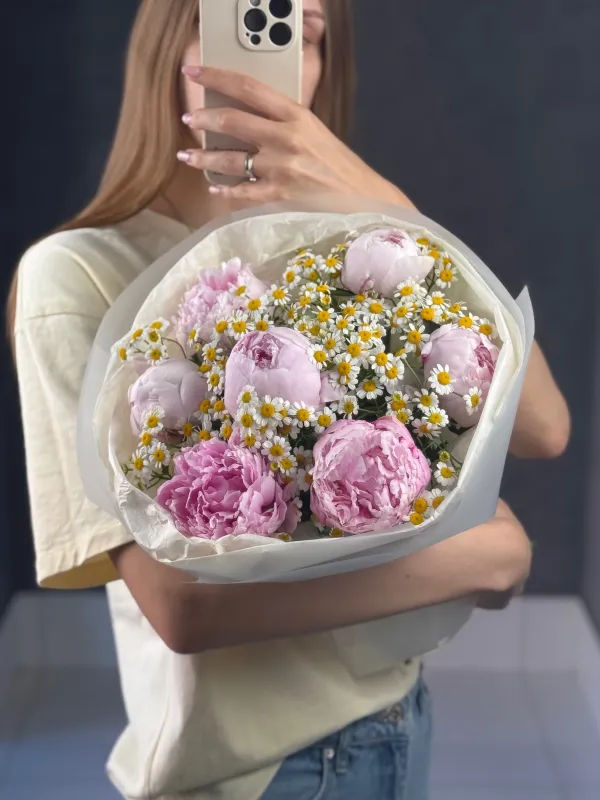 Букет из пионов и ромашки 