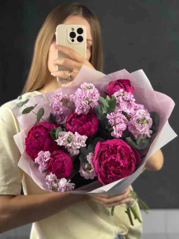 Букет ярких пионов с маттиолой 