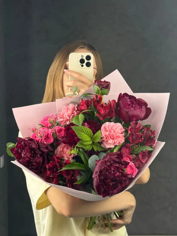 Букет с бордовыми пионами 
