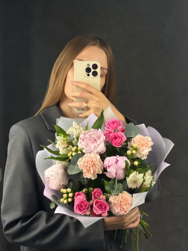 Сборный букет из пионов 