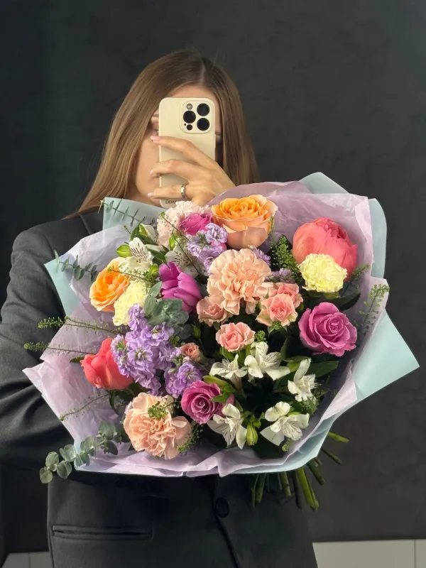 Яркий летний букет цветов 