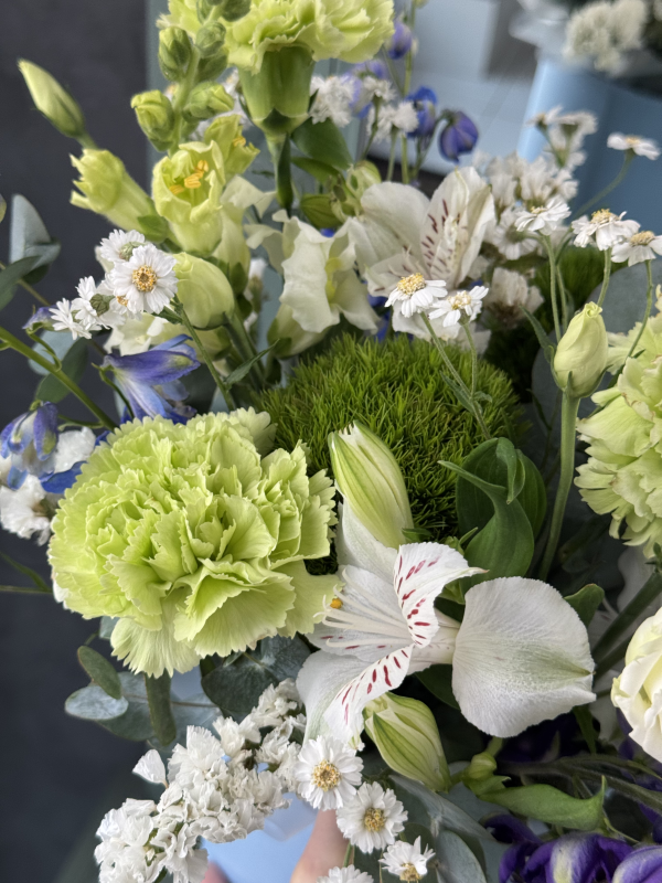 Композиция с зеленой гвоздикой 