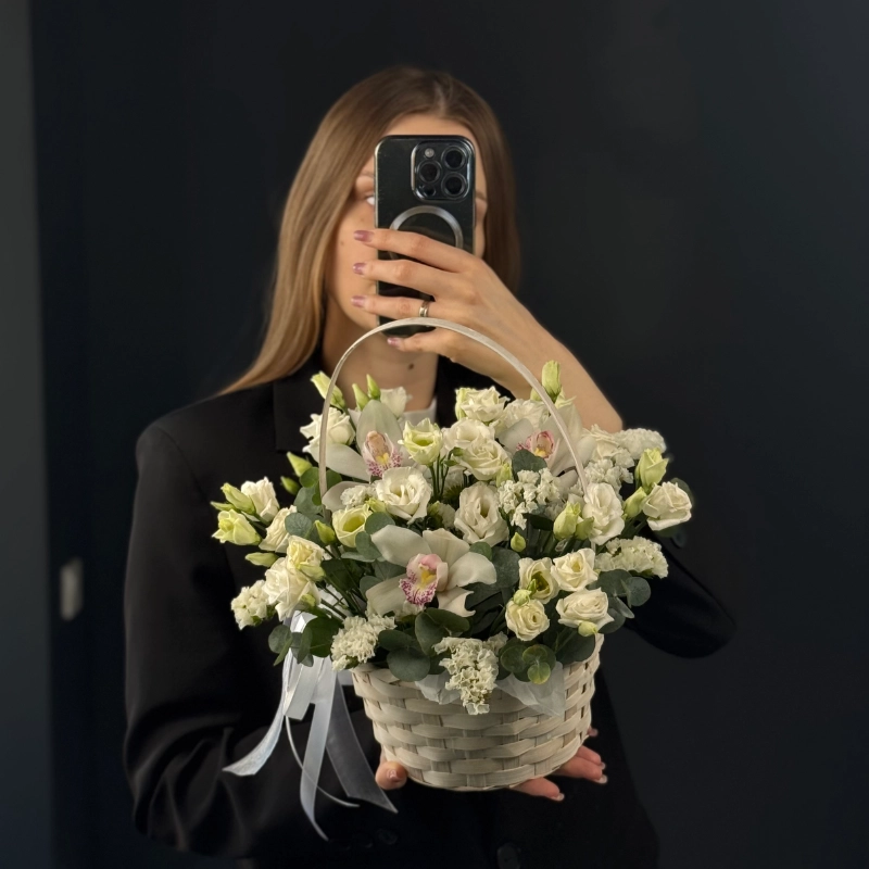 Корзина с эустомой