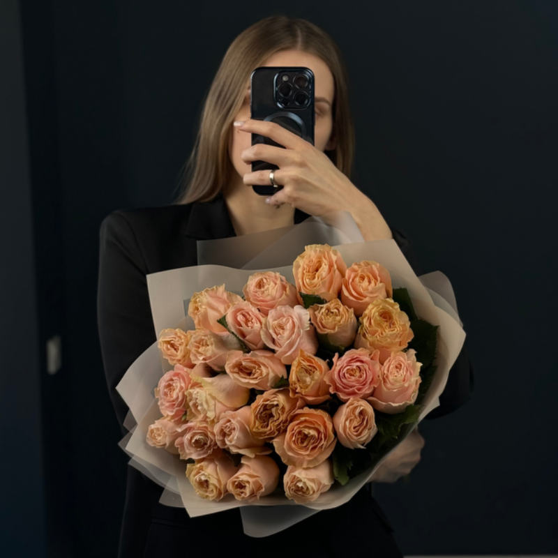 25 пионовидных роз