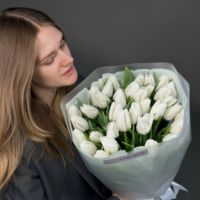 Букет из 35 белых тюльпанов