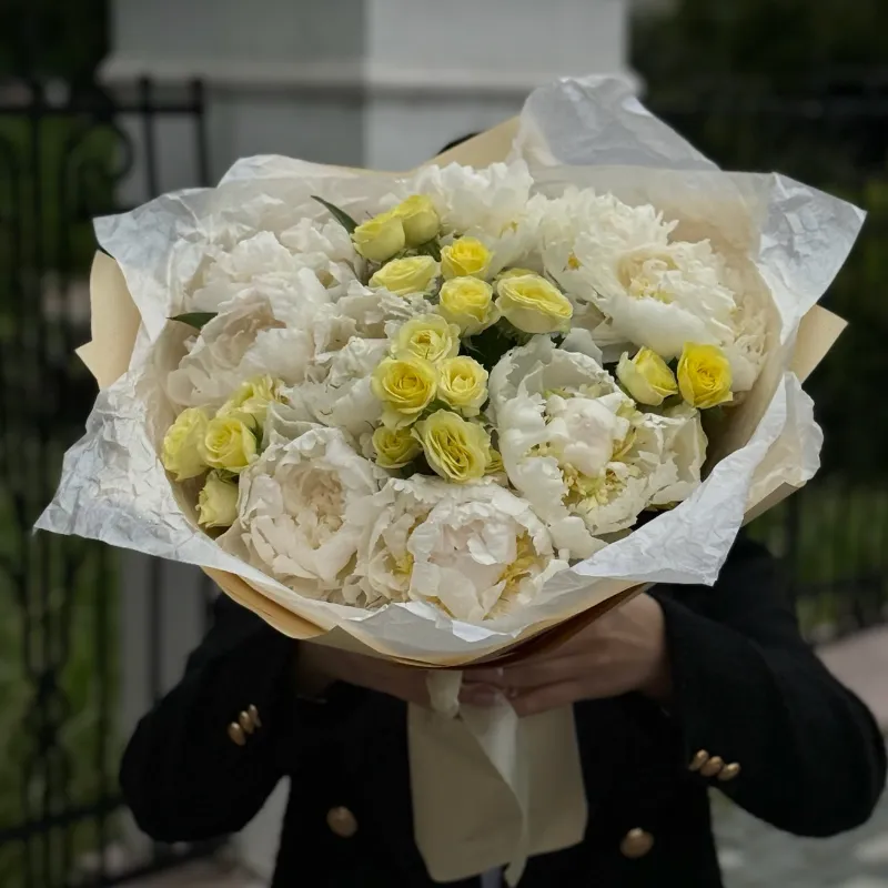 Сборный букет с нежными пионами «Фея»