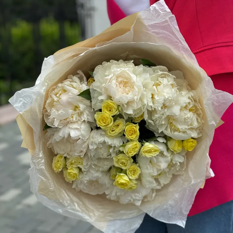 Сборный букет с нежными пионами «Фея»