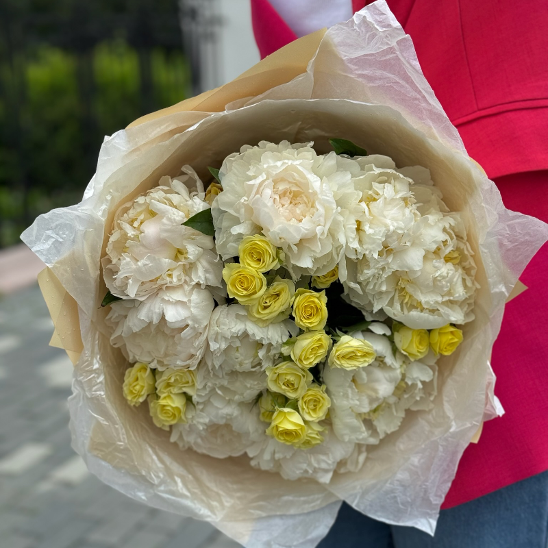 Сборный букет с нежными пионами «Фея»