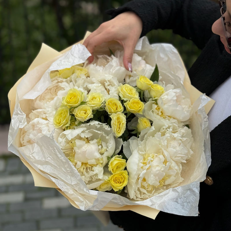 Сборный букет с нежными пионами «Фея»