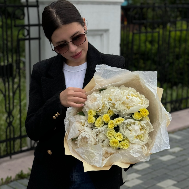 Сборный букет с нежными пионами «Фея»