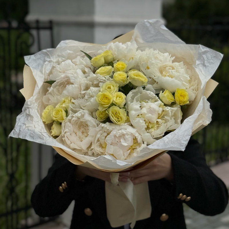 Сборный букет с нежными пионами «Фея»