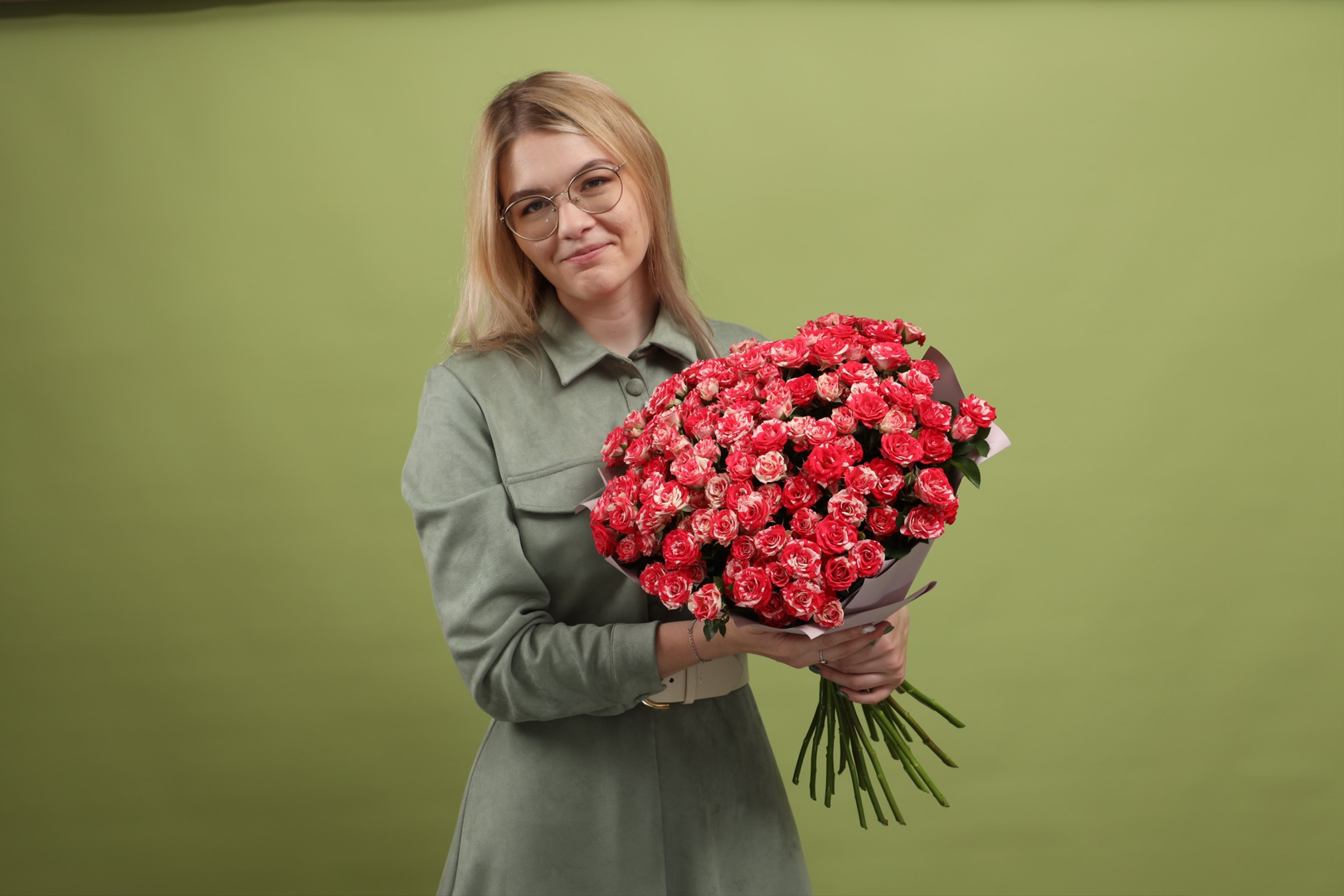 Букет кустовых роз «21 пёстрая роза»