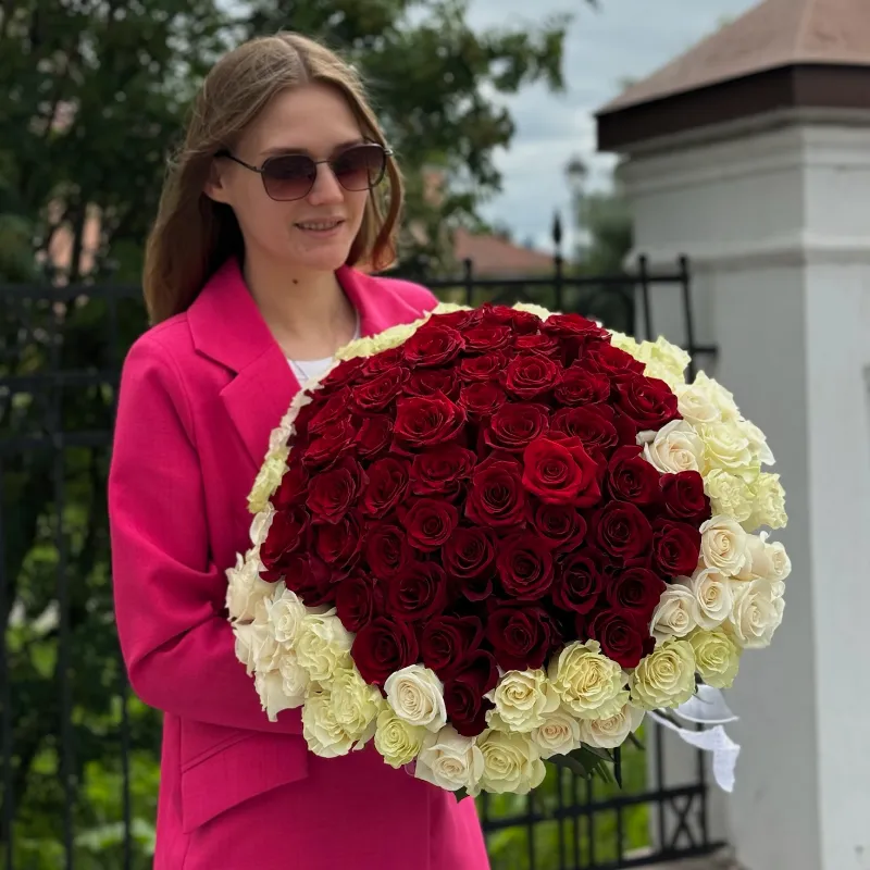 Букет 101 красная и белая роза
