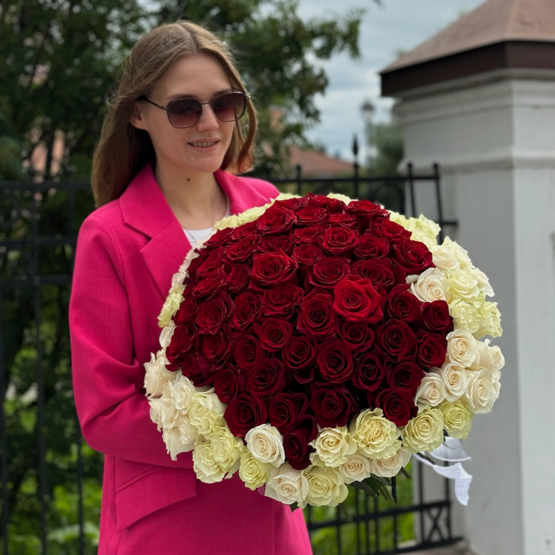 Букет 101 красная и белая роза
