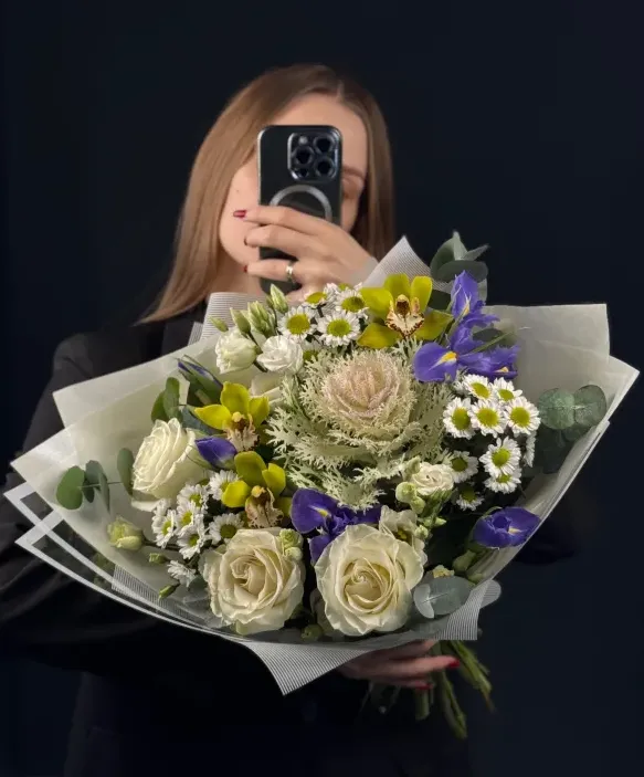 Букет из ирисов и орхидеи 