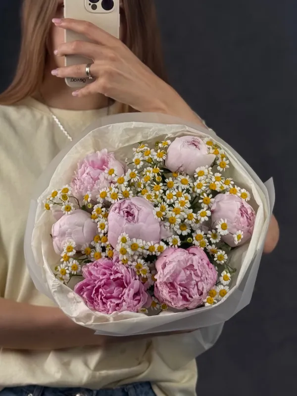 Букет из пионов и ромашки 