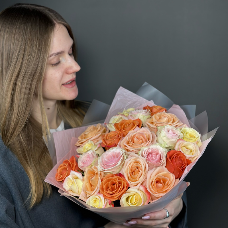 Монобукет из 25 роз «Нежный микс»