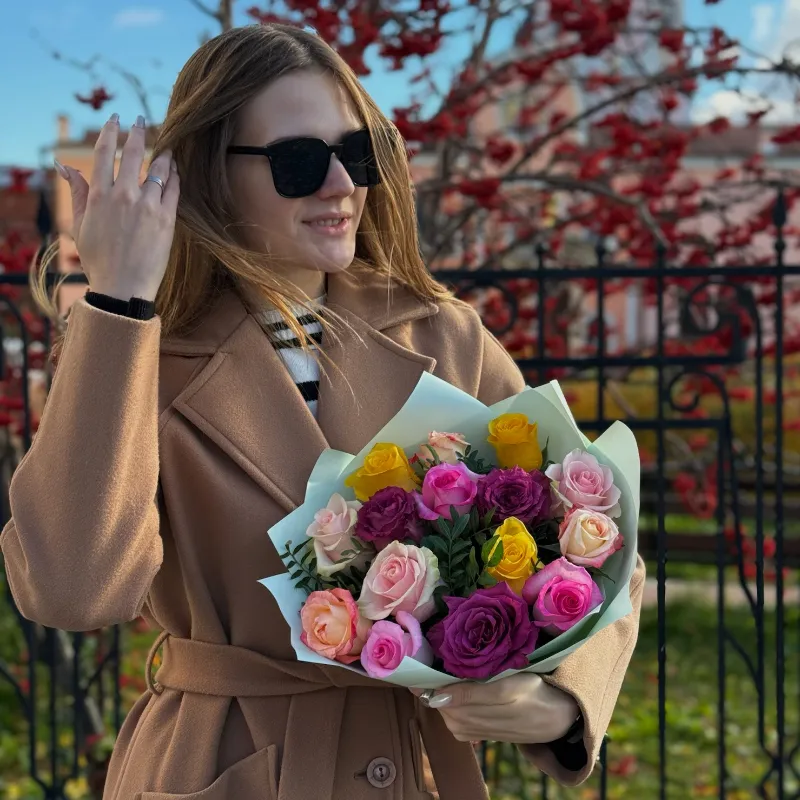 15 разноцветных роз