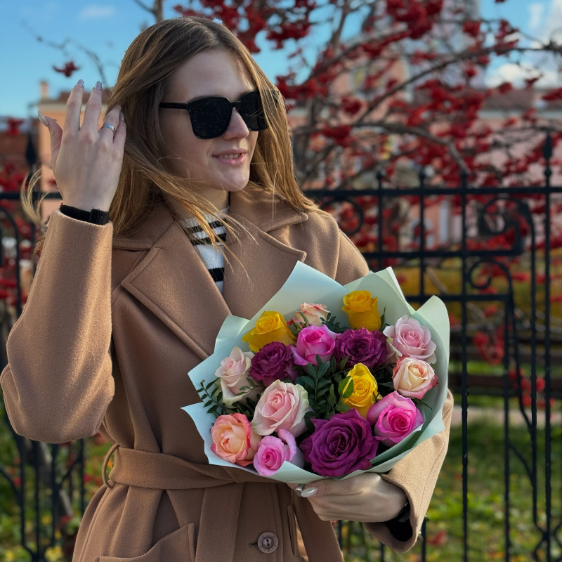 15 разноцветных роз
