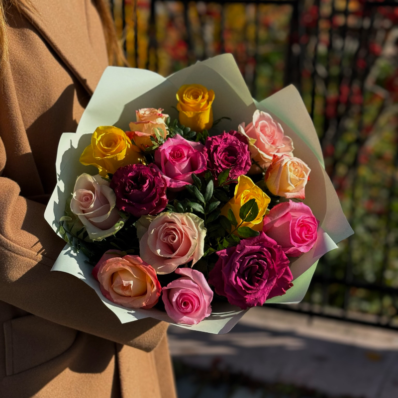15 разноцветных роз