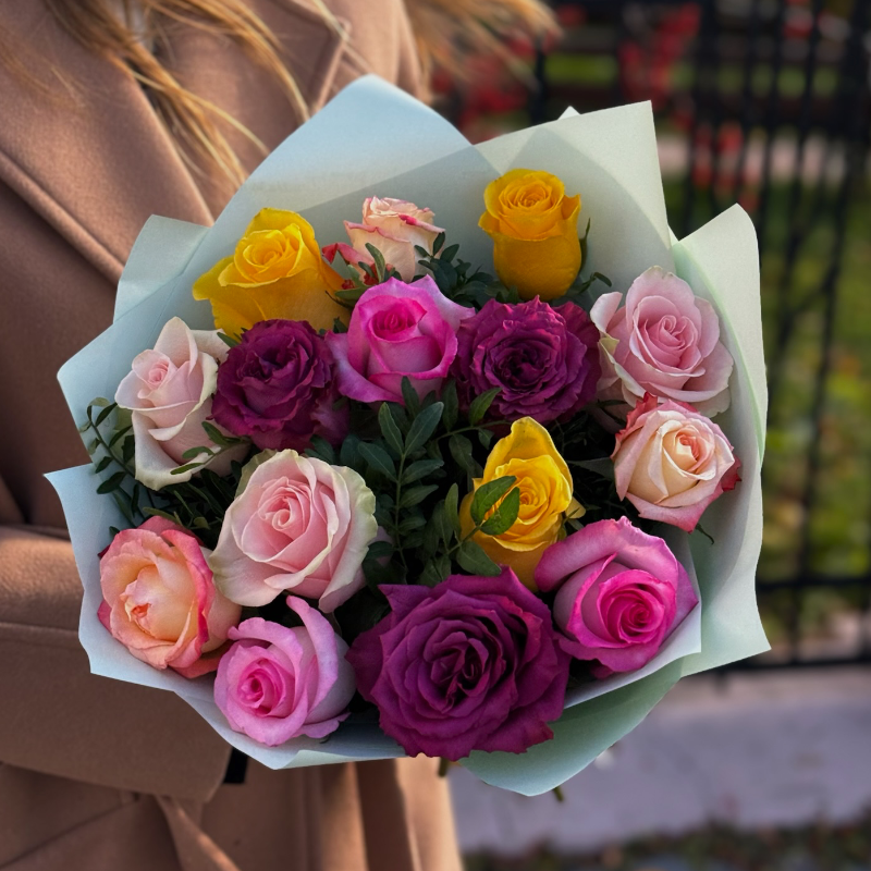 15 разноцветных роз
