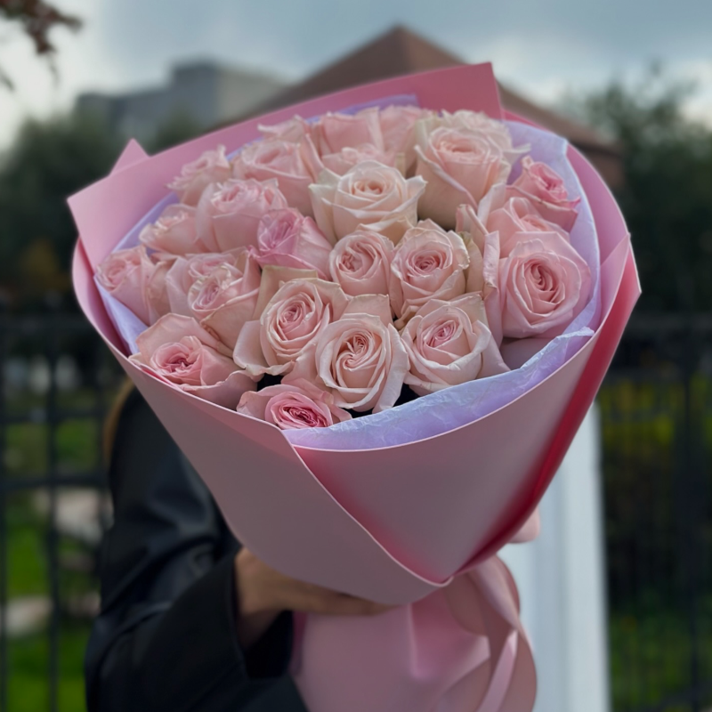 25 пионовидных розовых роз
