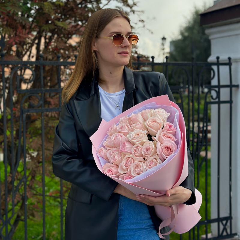25 пионовидных розовых роз