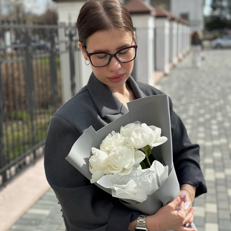 Букет «5 белых пионов»