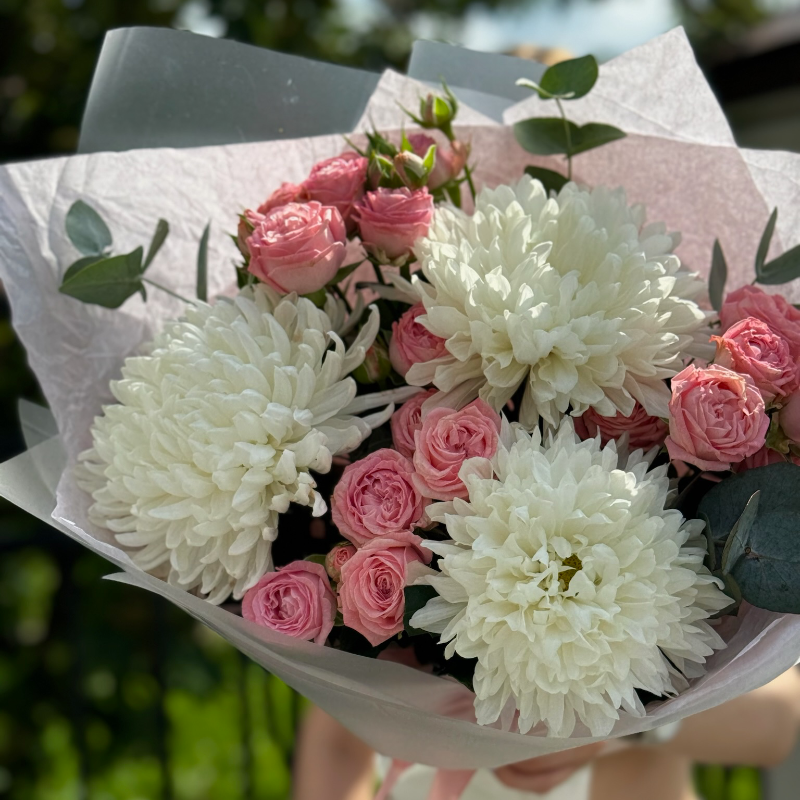 Букет из хризантем с розами